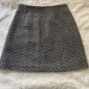 Black & white mini skirt with a zipper